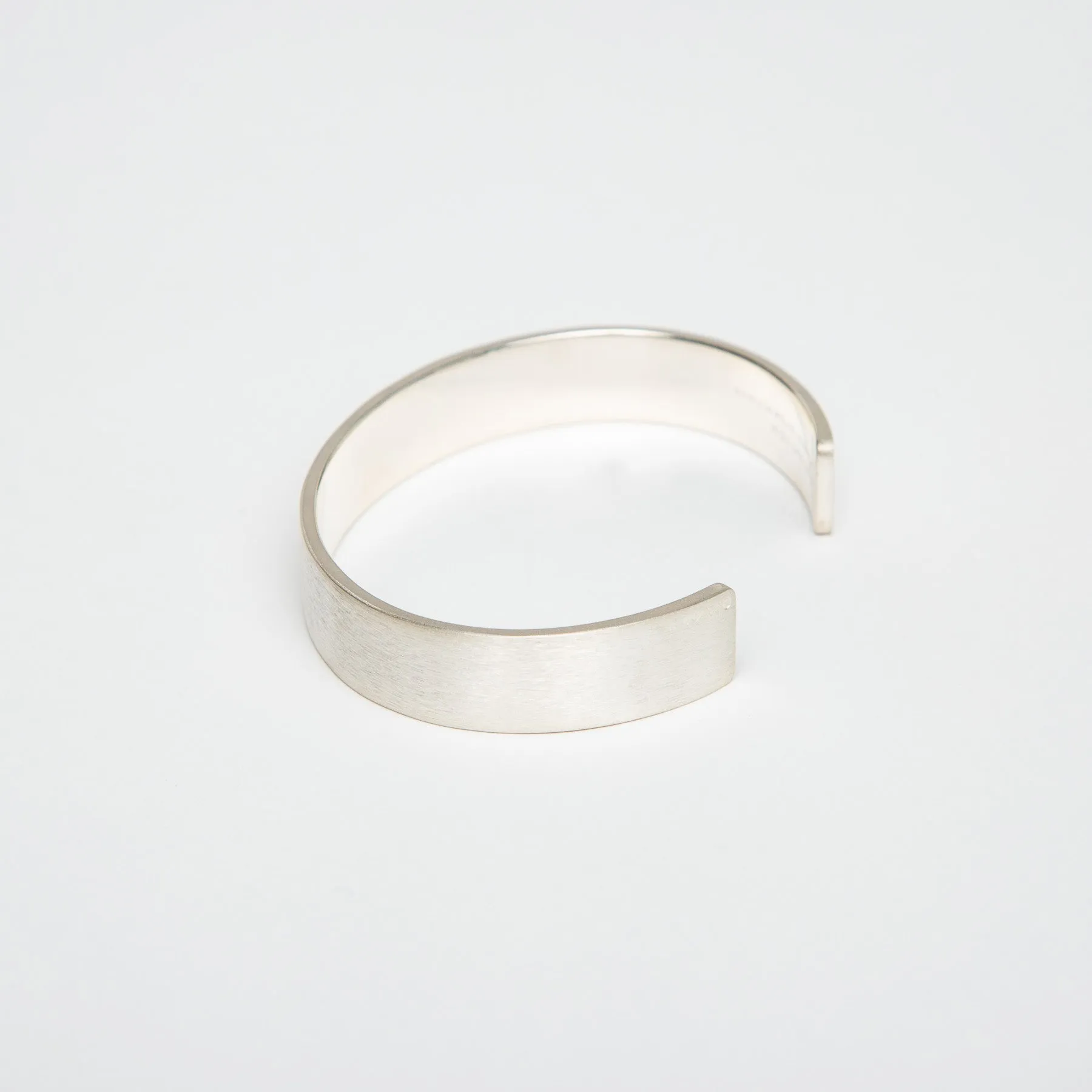 LE GRAMME | 33G BRUSHED SILVER RIBBON CUFF BRACELET