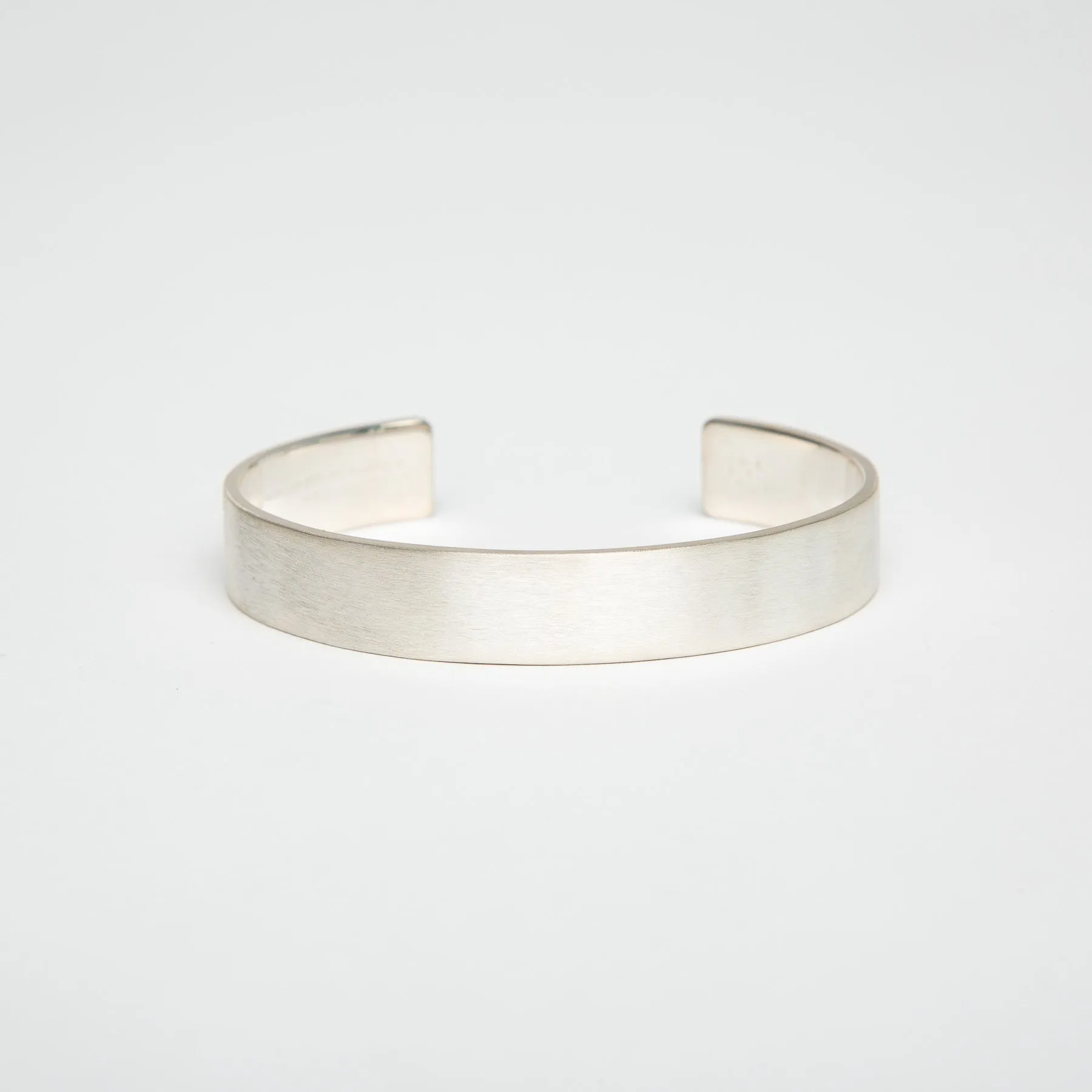 LE GRAMME | 33G BRUSHED SILVER RIBBON CUFF BRACELET